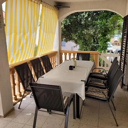 Apartments Mare Family Only Apartman Mandre